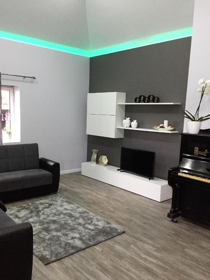 Cottage Quinze, Contemporary Designed Cottage With Swimming Pool 蓬塔德尔加达 外观 照片