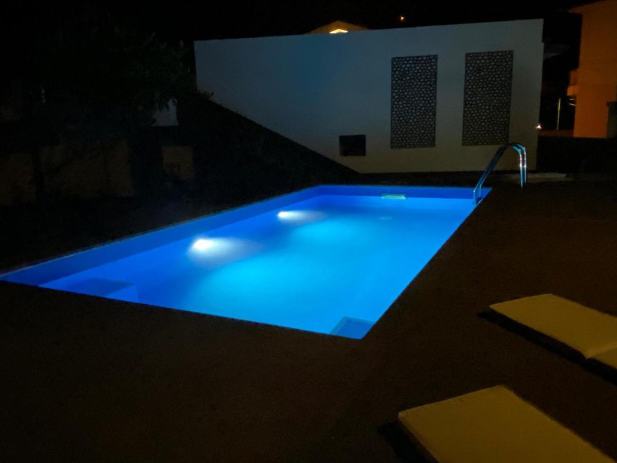 Cottage Quinze, Contemporary Designed Cottage With Swimming Pool 蓬塔德尔加达 外观 照片